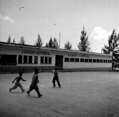 Fotografía en vista parcial tomada en el Jardín de niños Gabriela Mistral. Créditos: Fototeca Nacional del Instituto Nacional de Antropología e Historia de México.