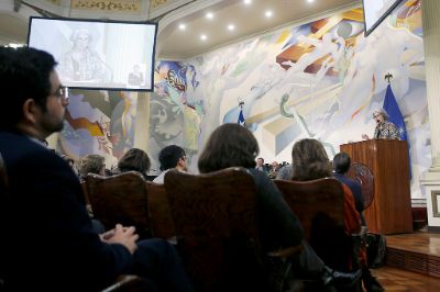 Para la vicerrectora se buscó "entregar una mirada transversal desde la Universidad de Chile, una en la que se reconozca nuestro pasado y nuestra historia para proyectar un futuro desde donde seguir aportando, desde la educación pública al país”.