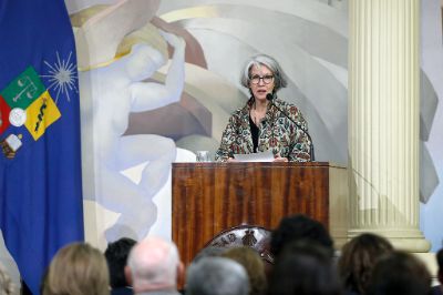 Para Pilar Barba se buscó “construir un número que abordara la historia y contribución de la Universidad de Chile al país a través de las voces representantes de diversos estamentos, trayectorias y generaciones”. 