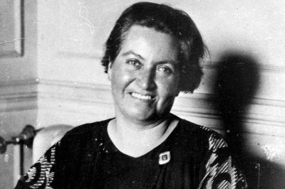 El año 1923 la Universidad de Chile concede el título de Profesora de Estado en la asignatura de Castellano a Gabriela Mistral