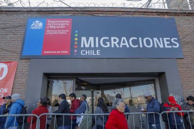 Este encuentro propone a su público objetivo un diálogo sobre cómo se articulan los gobiernos locales con las organizaciones migrantes y promigrantes, así como con otras organizaciones sociales.