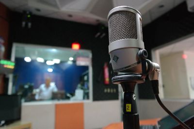 La Cátedra Amanda Labarca realizará el taller para comunicadores y comunicadoras de radios locales “Diversidad, inclusión y difusión”, a cargo de la académica Carolina Muñoz.