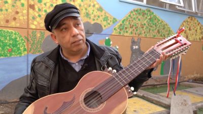 "El Guitarrón es un arpa que la toca un ángel y un demonio y tiene sentido porque con esto se canta lo divino y se canta lo humano”, destacó Améstica.