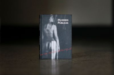 El libro “Mujeres públicas: Exposición de la Universidad de Chile 2019-2023” se encuentra disponible en el Portal de Libros Electrónicos de la Universidad de Chile.