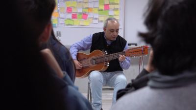 Los talleres contaron con el apoyo y presentación del reconocido artista de la zona, Fidel Améstica.