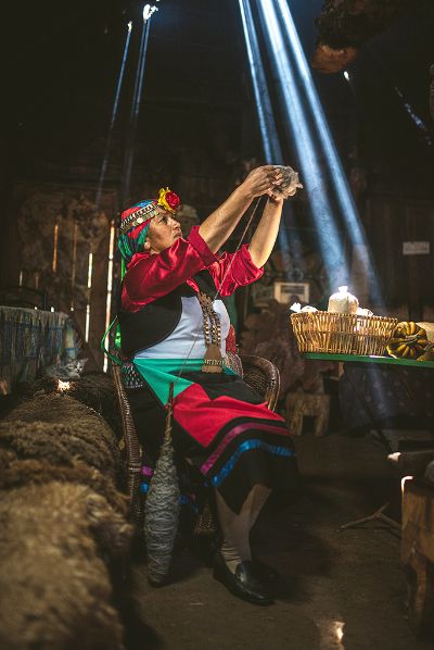 Angélica Curihuinca, destacó el valor del encuentro entre culturas y generaciones, en donde la transmisión del conocimiento permite la sabiduría, la escucha y una observación activa.