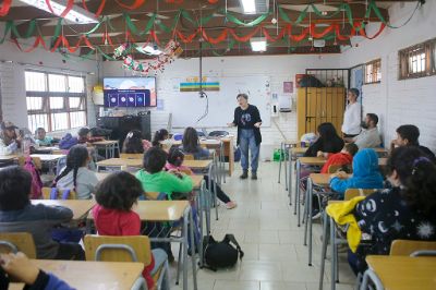 La licenciada en Astronomía reconocida en redes como Fran Astrónoma impartió el taller “Viaje a la Luna”.