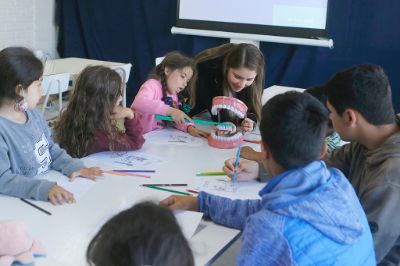 Profesionales de la Facultad de Odontología dictaron el taller “Besa la vida, cuida tu boca”. 