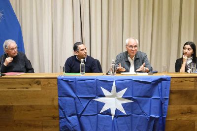 Según Calbucura, los ensayos de este libro interrogan la historia de un presente inminente y los ensamblajes que se nos presentan como evidentes.