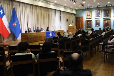 la presentación contó con la participación del coordinador académico de la Cátedra Indígena de la Universidad de Chile, Claudio Millacura Salas; la magíster en Estudios Americanos y periodista, Paula Huenchumil; y el escritor y doctor en Filosofía y Letras, Sergio Infante Reñasco, quienes dialogaron respecto a la memoria, el exilio, la dictadura cívico militar y el contexto del pueblo mapuche en Chile.