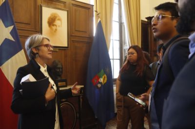 La vicerrectora de Extensión y Comunicaciones, Pilar Barba, acompañó a los estudiantes en un recorrido guiado por la Sala Amanda Labarca.