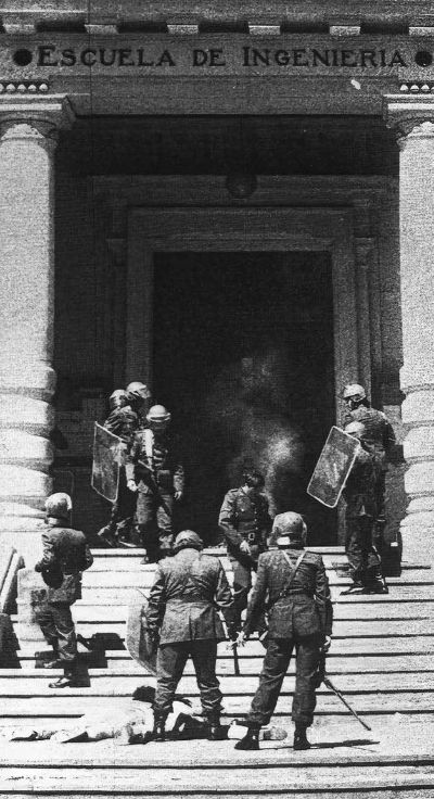 Frontis de la Escuela de Ingeniería de la U. de Chile (Foto: Archivo Fech).