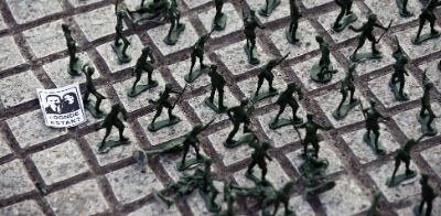 Soldados de juguete en instalación realizada en el frontis de La Moneda, 11 de septiembre de 2013. Crédito: Martin Bernetti / AFP.