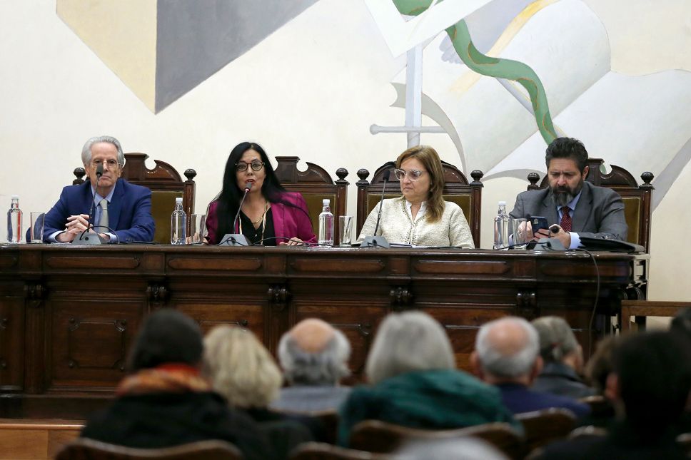 Por la tarde, se realizó la mesa de cierre  en el Salón de Honor de la Casa Central, que se transformó un espacio de diálogo en torno a las consecuencias de la dictadura cívico militar.