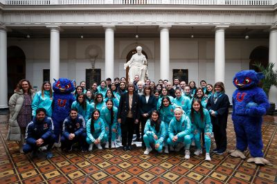 El martes 4 de junio, más de 50 jugadoras juveniles del Club de Fútbol Universidad de Chile llegaron a la Casa Central.