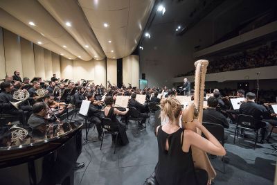 El director de Extensión, Fabián Retamal, afirmó que para la U. de Chile este día representa la oportunidad de cumplir con su rol público recibiendo a miles de personas en esta fecha especial para la cultura nacional. 