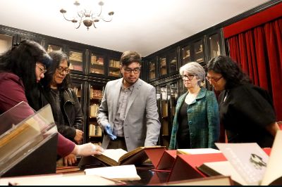 En su visita a la Universidad de Chile, las representantes de la UNAM participaron de un recorrido guiado por el Archivo Central Andrés Bello.