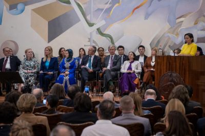 La ministra de las Culturas, las Artes y el Patrimonio, Carolina Arredondo, recitó el soneto “La Mujer Fuerte” de Gabriela Mistral.