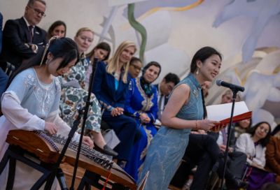 Las profesoras del Instituto Confucio Santo Tomás, Sun Jiaqi y Hu Jinhua, interpretaron “Tres Árboles”, recitando y tocando el instrumento tradicional chino Guzheng.