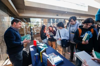 En paralelo y con una masiva asistencia se desarrolló la feria de libros gratuitos y a bajo costo que se extendió hasta las 17:00 horas. 