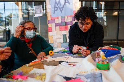 De antesala a la presentación de cierre de la Fiesta de la Primavera Cultural, se continuó con el trabajo de creación colectiva de un mural textil a cargo del Museo de Arte Popular Americano Tomás Lagos (MAPA).