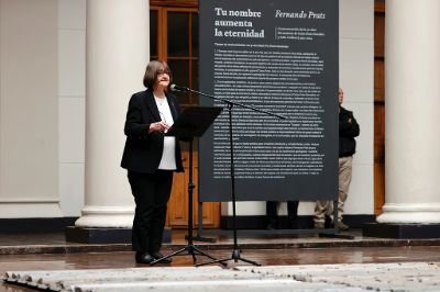 La Rectora Devés destacó que “esta obra de grandes dimensiones, tan grandes como su austeridad y la verdad que busca representar, permanecerá en nuestra memoria a través de la piedra que sostiene registros de los procesos de búsqueda de verdad y justicia.