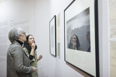 Esta exposición “intenta acercarse a un imaginario colectivo interior de los pasajeros y es una búsqueda del sentir más íntimo de las y los exiliados que venían en el Winnipeg”, señaló Zabaleta.