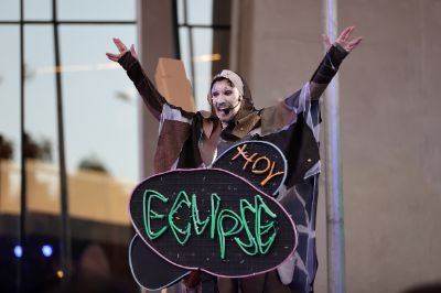 Después de una exitosa gira por Puerto Cisnes, Puerto Aysén, Puerto Ingeniero Ibáñez, Puerto Río Tranquilo y Cochrane, la obra teatral deleitó al público en una función gratuita en la capital santiaguina como parte de la programación de la Escuela de Temporada.