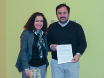 Carmen Prieto y Jorge Quintanilla (Gerente, COOPEUMO), es la foto de la firma del convenio de colaboración.