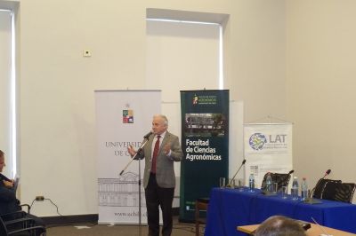 Profesor Roberto Neira, Decano de la Facultad de Ciencias Agronómicas de la Universidad de Chile, quien dio las palabras de cierre.