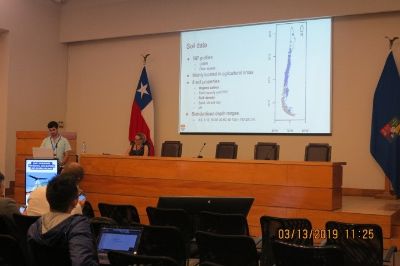 El Ingeniero Agrónomo ex estudiante del Depto. de Ingeniería y Suelos de la Universidad de Chile, y actual candidato a PhD de la Universidad de Sydney José Padarián, realizó un taller introductorio 