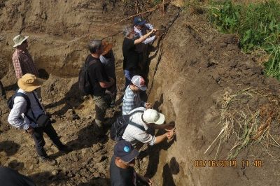 Diversos investigadores internacionales asociados a las Ciencias del Suelo, visitaron la Estación Experimental de la Universidad de Chile "Germán Greve Silva". En ésta se observaron 3 tipos de suelo p