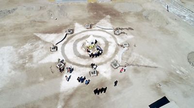 Junto con el lanzamiento del libro, los participantes realizaron un homenaje a las 47 víctimas y desaparecidos del aluvión, realizado en el memorial ubicado en la comuna.