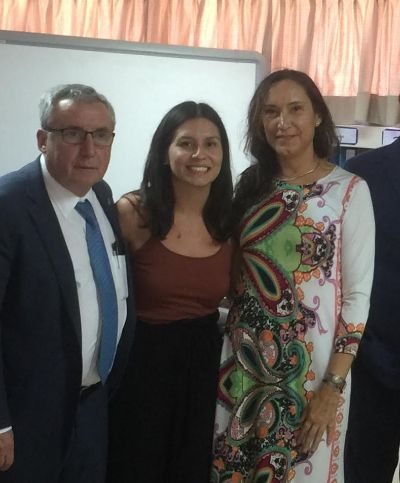 La Profesora Paulina Aldunce (a la derecha) junto al  Rector Ennio Vivaldi. La académica pertenece al Departamento de Cs. Ambientales y Recursos Naturales Renovables d ela Facultad de Ciencias Agronóm