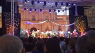 En el marco de las celebraciones por el natalicio de Violeta Parra, el BAFONA presentó en la Plaza de la Constitución la coreografía que el prof. Carlos Delgado hizo para "Canto para una semilla".