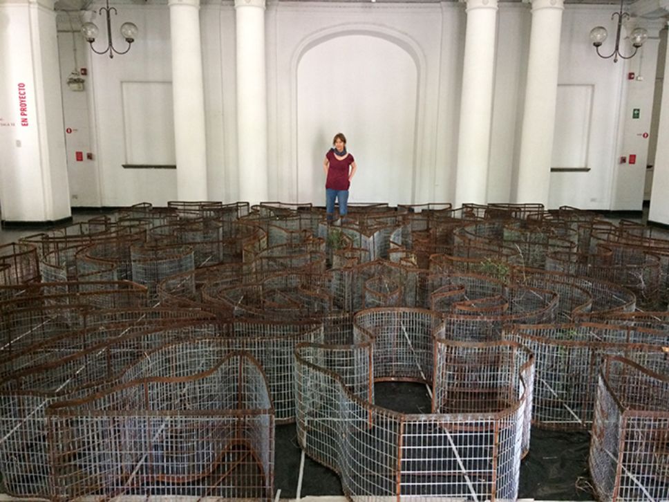 "Luxembourg" es la exposición de la artista visual y académica del DAV, Catalina Donoso, que une basura y ornamento.