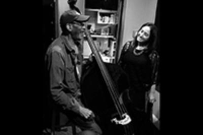 Ron Carter, Sergio Tilo González y Jennifer Vincent son los músicos que trabajaron con Milena Viertel en el disco. En la imagen, la académica con Ron Carter.