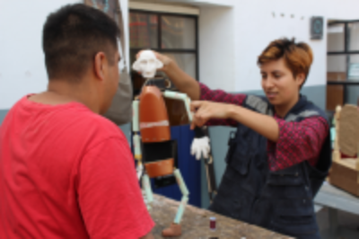 Fotografía de Avance en Taller de Marionetas realizado por la académica Verónica Navarro y estudiantes y egresadas de Diseño Teatral.