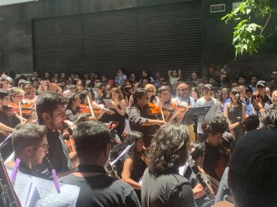 Estudiantes y académicas/os de la Facultad de Artes en instancia abierta a la comunidad en las afueras de la sede Alfonso Letelier Llona. Fotografía: Dirección Estudiantil Facultad de Artes.