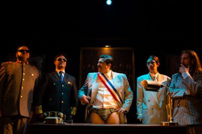 "Adiós señor presidente" tendrá solo dos funciones: miércoles 11 y jueves 12 de diciembre a las 16:30 horas en el Teatro Nacional Chileno.