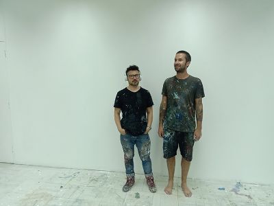 "ÍTACA" finalizó este viernes 24 de enero, cuando ambos artistas volvieron a pintar los muros de la sala para dejarlos en blanco tal como lo encontraron el primer días del trabajo.