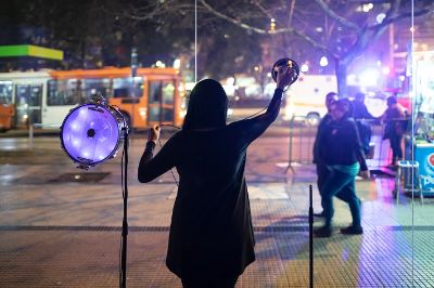 Barbara González obtuvo fondos para la realización de "Acción Rizoma 2006-2021". Fotografía "Acción 66" realizada por la artista en Galería Gabriela Mistral 2019.