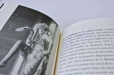 Nunca se aclaró quién era la autora, pero este trabajo performático era similar al que realizaba la baronesa Elsa von Freytag-Loreingghoven, así como la caligrafía de la firma que acompañó al urinal.