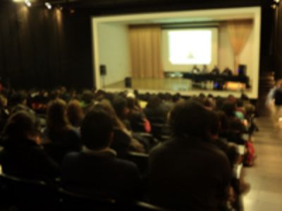 Las ponencias presentadas por Gabriel Salazar y Carlos Ossa en el Seminario Arte y poder en el espacio público forman parte de este libro junto a los textos de Francisco Brugnoli y Luis Montes Rojas.