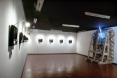 En la Galería Ojo de Buey (Santiago, 1989) y en el Museo Nacional Centro de Arte Reina Sofía (Madrid, 2001) se había exhibido esta obra. Las fotografías corresponden a la exposición de 1989.