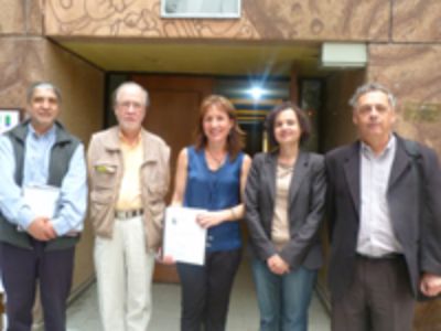 Valeria Sánchez junto a la comisión evaluadora.