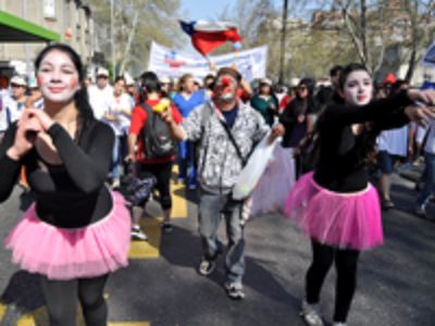 Es a través del uso de símbolos que los y las estudiantes pueden y están llamados a innovar en sus manifestaciones.