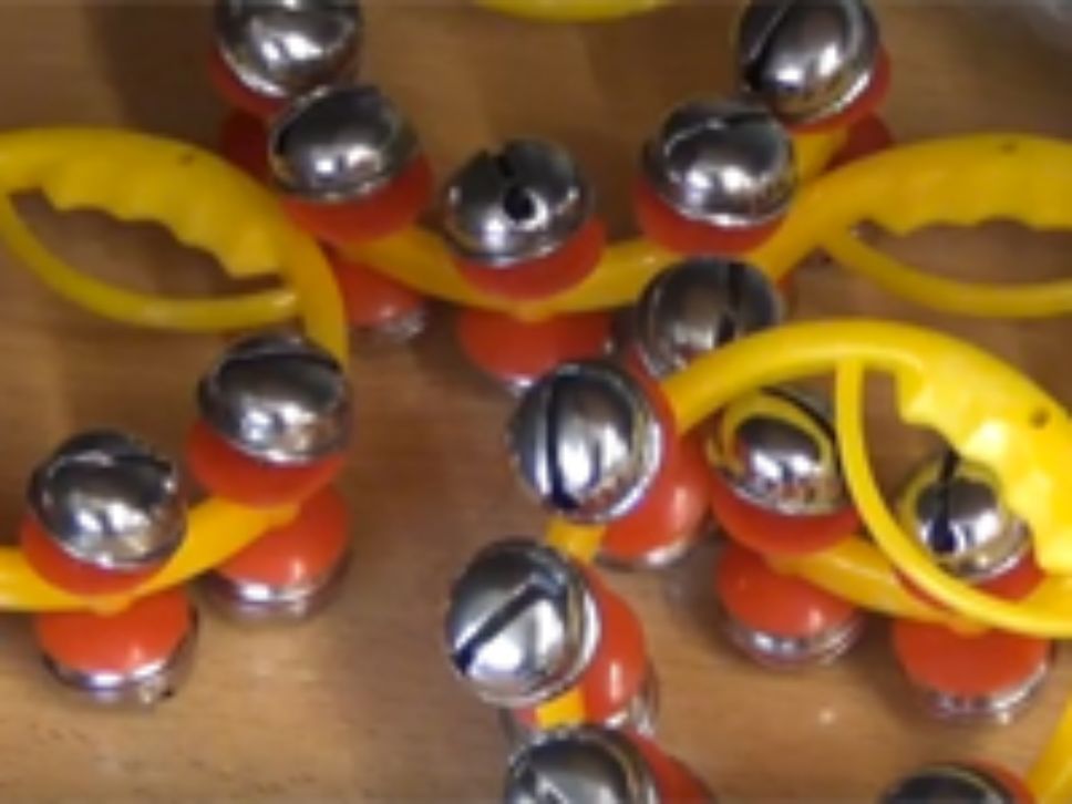Para desarrollar la veta artística, los instrumentos musicales como panderos, maracas o triángulos son una excelente opción.