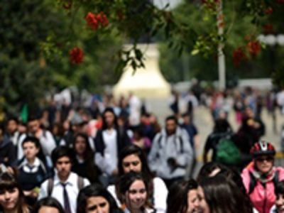 Al interior de las escuelas se desarrollan clases, reuniones, actividades lúdicas, recreativas y de encuentro entre profesores(as), estudiantes y padres y madres, mas pocas instancias de participación