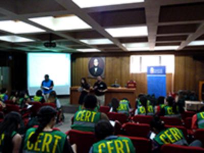 Cascos, mascarillas, chalecos protectores y una completa mochila con comida y más herramientas útiles para emergencias fueron los equipos que recibieron los(as) estudiantes de parte de la Onemi.